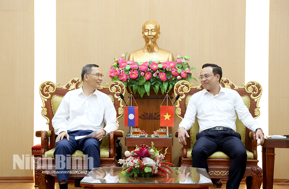Đồng chí Đặng Thanh Sơn, Ủy viên Ban Thường vụ Tỉnh ủy, Phó Chủ tịch UBND tỉnh tiếp ngài Keovisouk Solaphom, Thứ trưởng Bộ Công nghệ và Truyền thông nước Cộng hòa Dân chủ Nhân dân Lào và đoàn công tác tại trụ sở UBND tỉnh.
