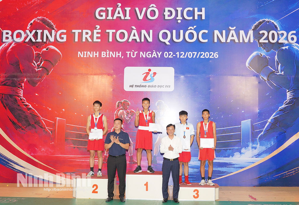 Lãnh đạo Sở Văn hoá và Thể thao tỉnh Ninh Bình; đại diện Cục Thể dục thể thao Việt Nam trao Huy chương và Giấy chứng nhận cho các vận động viên có thành tích xuất sắc hạng cân 54kg nam (lứa tuổi 13-14).