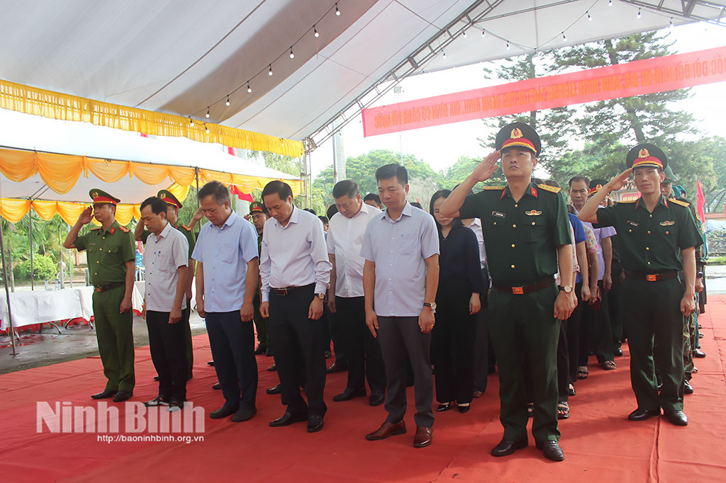 Đoàn đại biểu Đảng ủy, HĐND, UBND, Ủy ban MTTQ Việt Nam xã Ý Yên dành phút tưởng niệm các Anh hùng liệt sĩ tại Nghĩa trang liệt sĩ thị trấn Lâm (cũ).