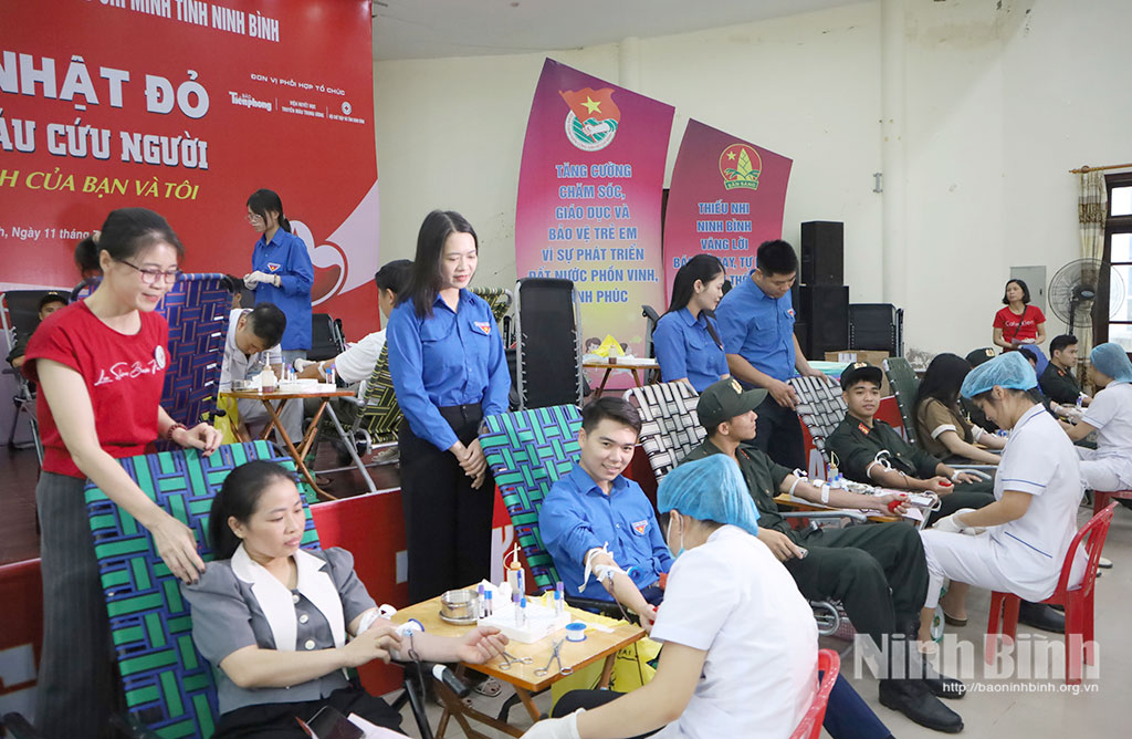 Lãnh đạo Tỉnh đoàn, đại diện Hội Chữ thập đỏ tỉnh thăm, động viên đoàn viên các tình nguyện viên tham gia hiến máu trong chương trình.