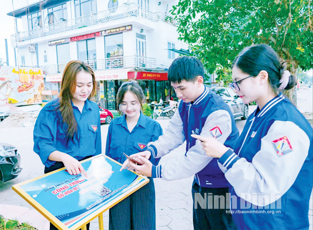 Đoàn viên, thanh niên phường Nam Định hướng dẫn người dân tiếp cận các công trình số hóa và ứng dụng nền tảng số trong đời sống.