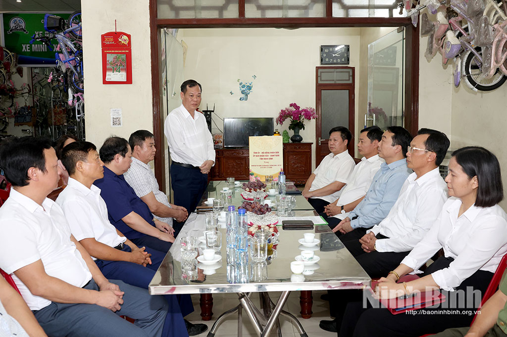 Đồng chí Lê Quốc Chỉnh, Phó Bí thư Tỉnh ủy, Chủ tịch HĐND tỉnh và đoàn công tác thăm, tặng quà gia đình thương binh Trương Ngọc Quyến, ở xóm thôn Yên Lộc.