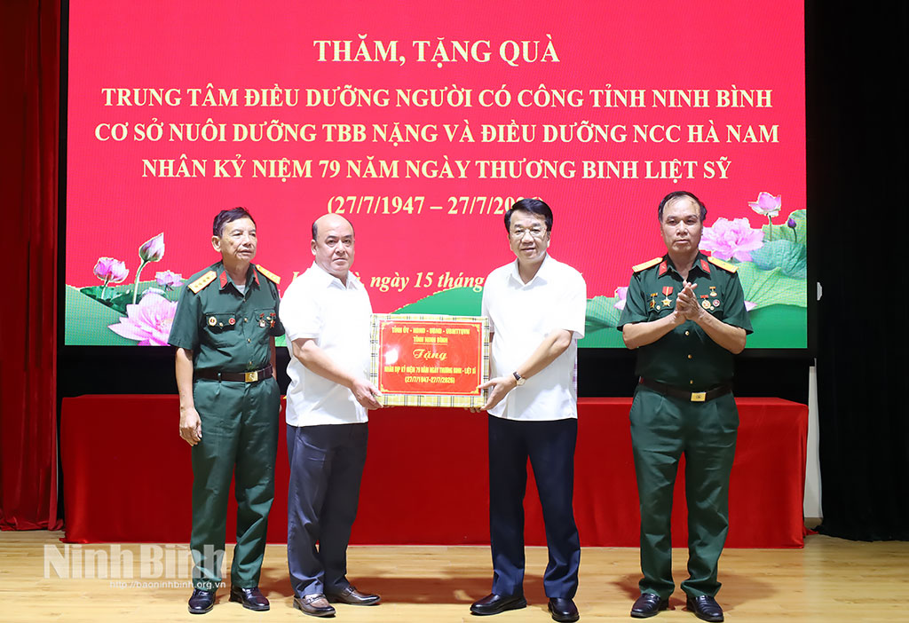 Đồng chí Nguyễn Thanh Bình, Phó Bí thư Tỉnh ủy, Chủ tịch UBND tỉnh tặng quà Cơ sở Nuôi dưỡng thương, bệnh binh nặng và điều dưỡng người có công Hà Nam (xã Liêm Hà).