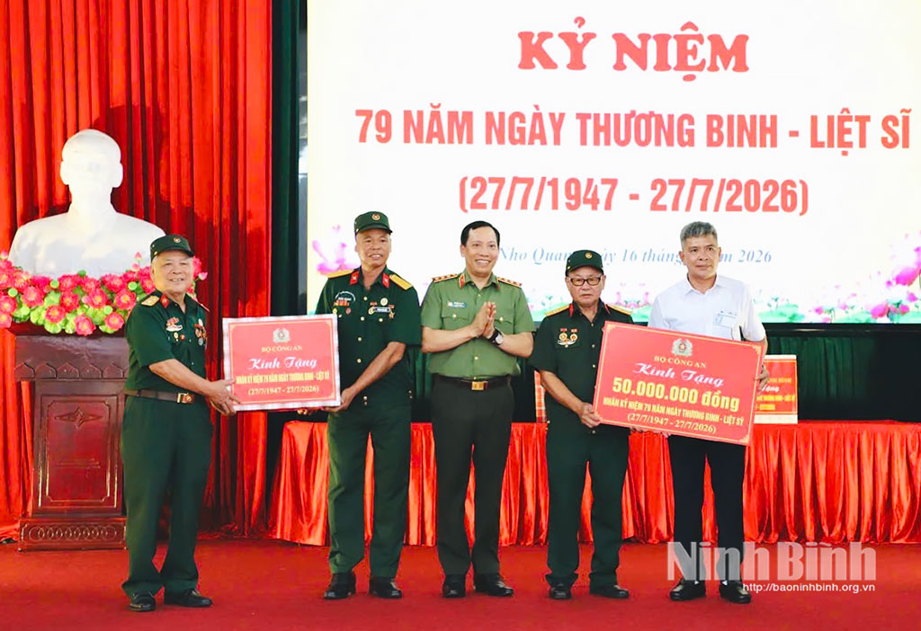 Đồng chí Thượng tướng Lê Văn Tuyến, Uỷ viên Trung ương Đảng, Thứ trưởng Bộ Công an trao quà cho Cơ sở Điều dưỡng thương binh Nho Quan và các thương binh, bệnh binh, đối tượng chính sách đang được quản lý, chăm sóc, điều trị tại Cơ sở.