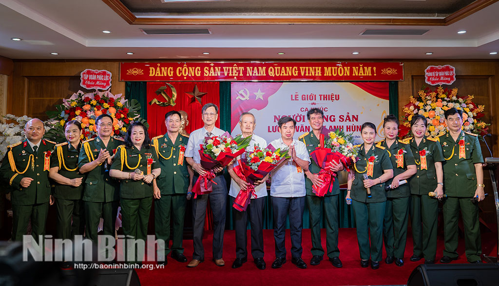 Các đại biểu tặng hoa chúc mừng tác giả và nghệ sĩ biểu diễn tác phẩm trong buổi giới thiệu.