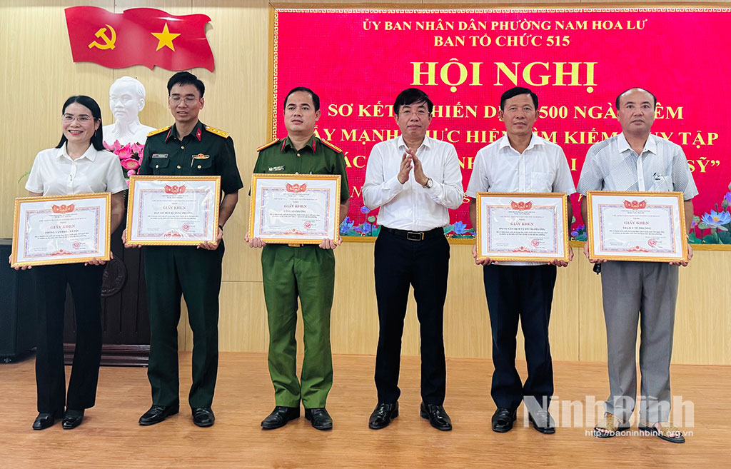 Lãnh đạo phường Nam Hoa Lư trao Giấy khen cho các tập thể có thành tích xuất sắc trong thực hiện Chiến dịch.