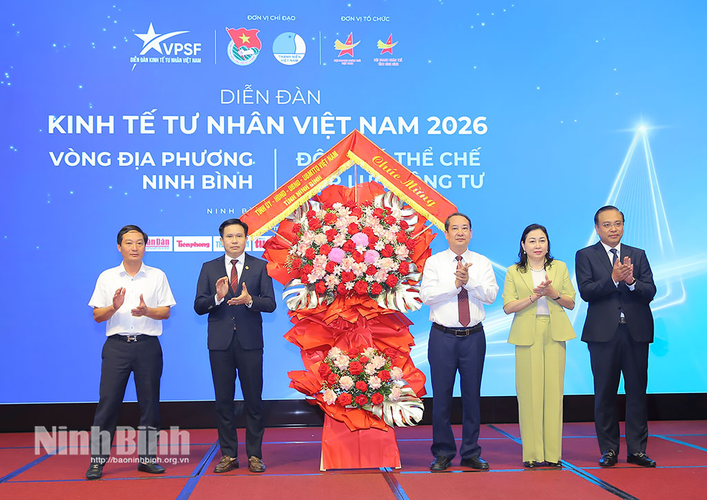 Các đồng chí lãnh đạo tỉnh Ninh Bình tặng hoa chúc mừng Diễn đàn.