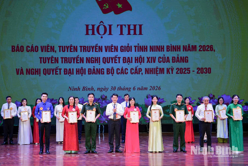 Đồng chí Trịnh Phương Nam, Bí thư Đoàn phường Duy Tiên (hàng đầu tiên, ngoài cùng tay trái) đoạt Giải Ba Hội thi Báo cáo viên, tuyên truyền viên giỏi tỉnh năm 2026.