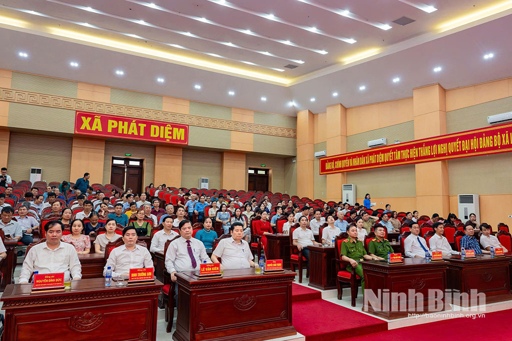 Các đại biểu dự chương trình.