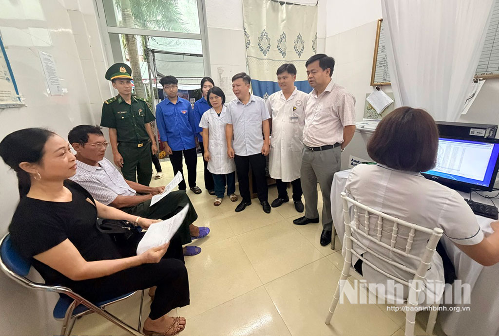 Lãnh đạo xã Kim Đông và Bệnh viện Đa khoa Kim Sơn thăm hỏi, động viên người dân đến khám sức khoẻ.