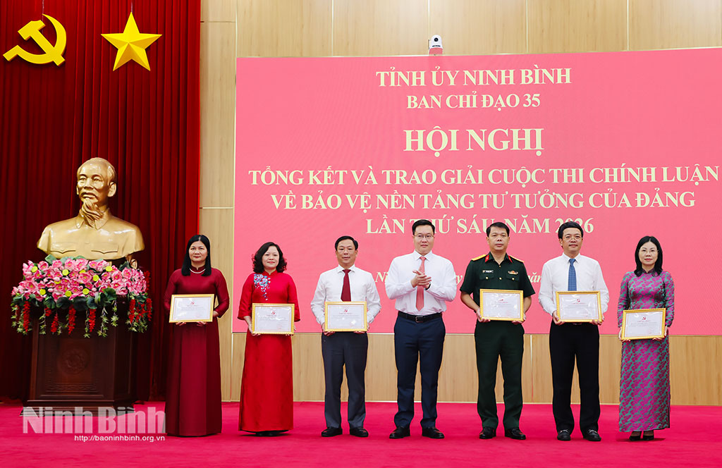 Đồng chí Trần Đăng Quỳnh, Ủy viên dự khuyết Ban Chấp hành Trung ương Đảng, Phó Bí thư Thường trực Tỉnh ủy, Trưởng Ban Chỉ đạo 35 Tỉnh ủy trao thưởng cho các tập thể xuất sắc.