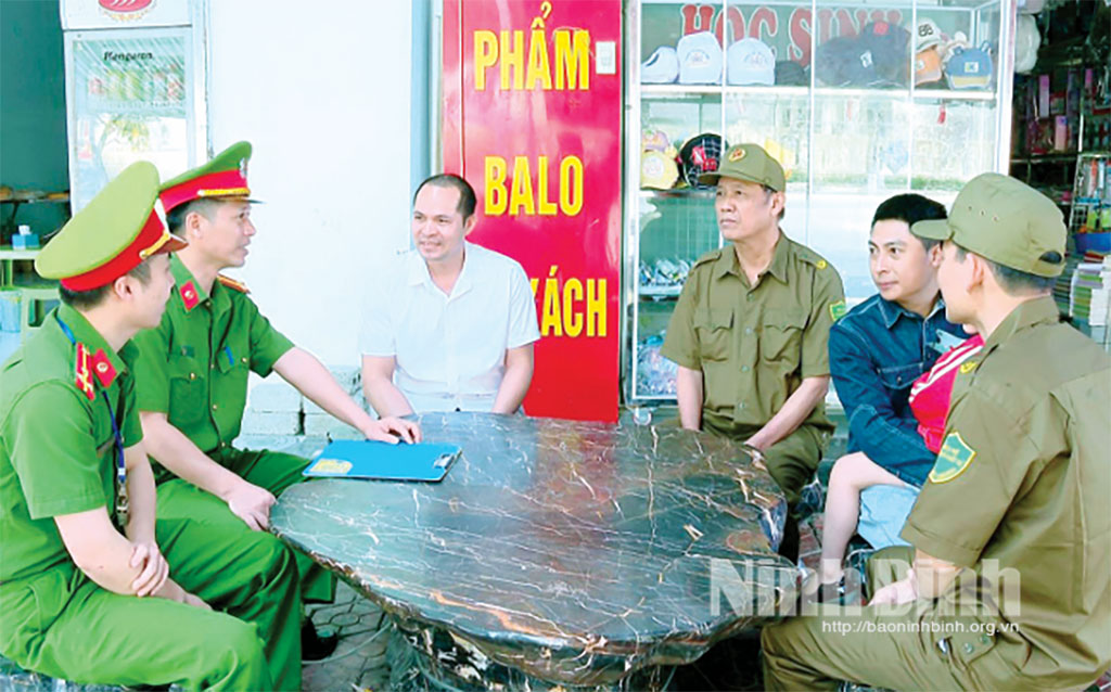 Công an phường Hoa Lư tuyên truyền về tội phạm lừa đảo trên không gian mạng đến người dân trên địa bàn.