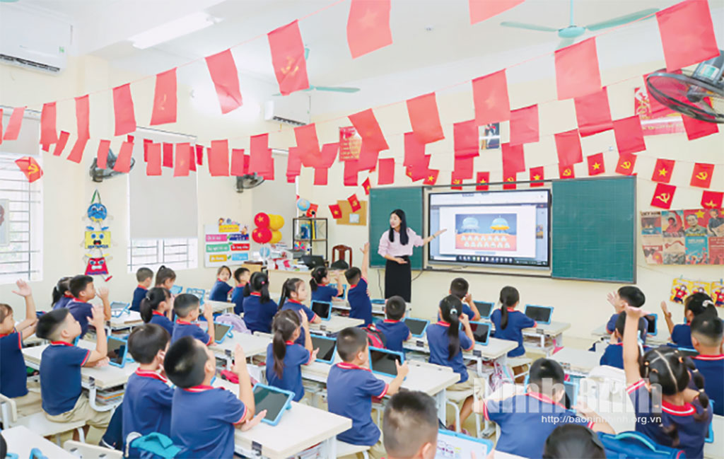 Giáo viên Trường Tiểu học Trần Nhân Tông, phường Đông A tích cực ứng dụng công nghệ số trong giảng dạy. Ảnh: CTV