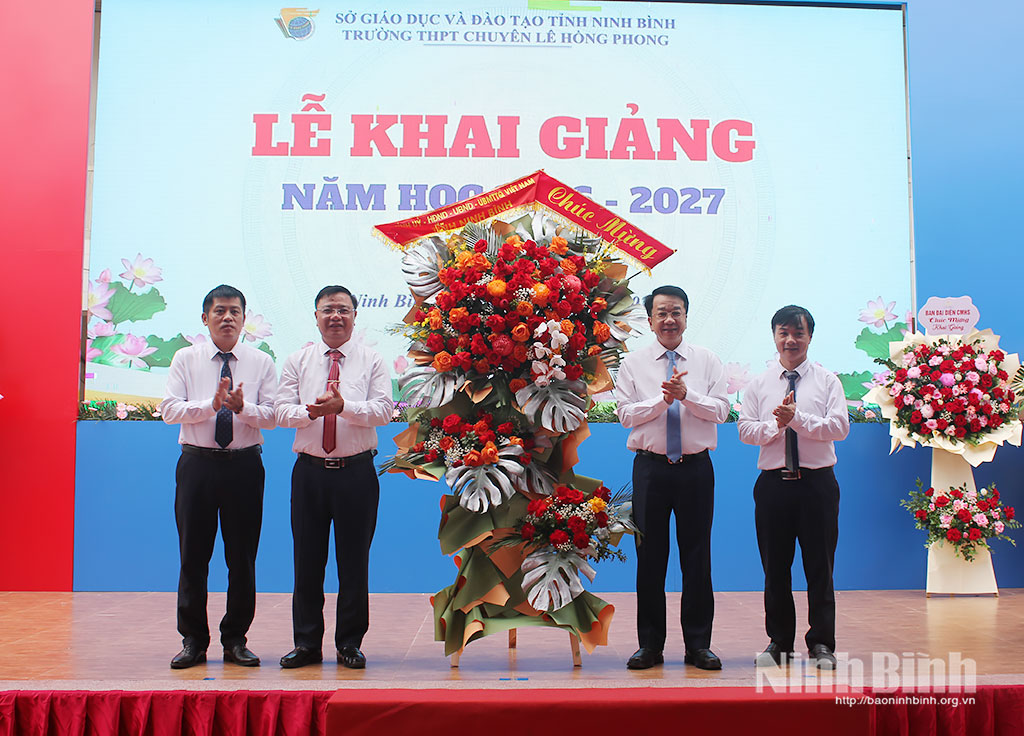 Đồng chí Nguyễn Thanh Bình, Phó Bí thư Tỉnh ủy, Chủ tịch UBND tỉnh dự Lễ khai giảng tại Trường THPT chuyên Lê Hồng Phong