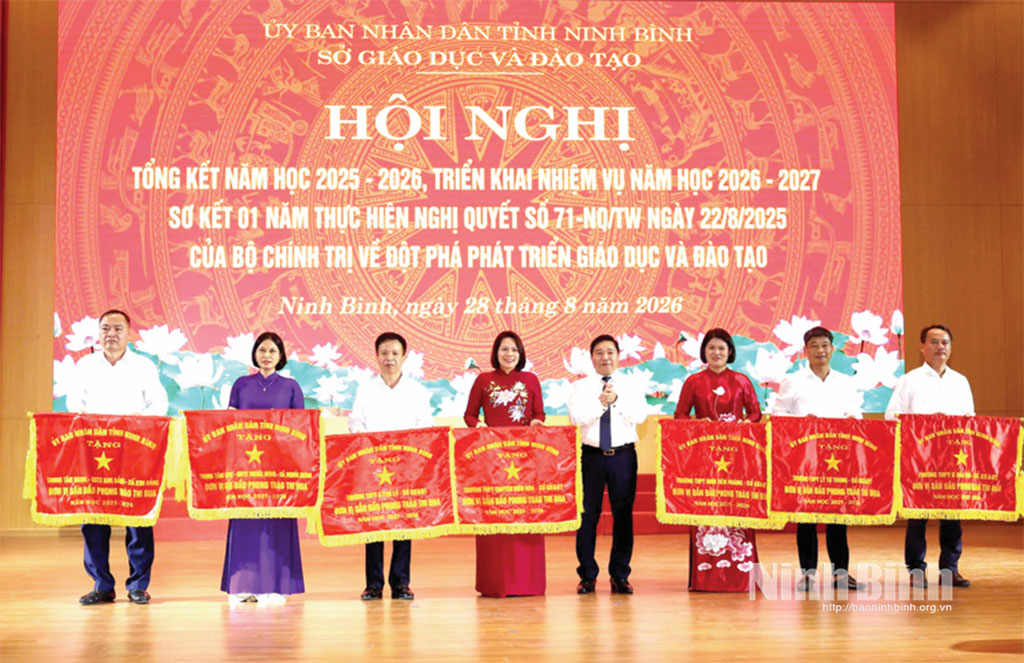 Các tập thể có nhiều thành tích trong năm học 2025-2026 được tặng Cờ thi đua xuất sắc của UBND tỉnh. Ảnh: Minh Quang