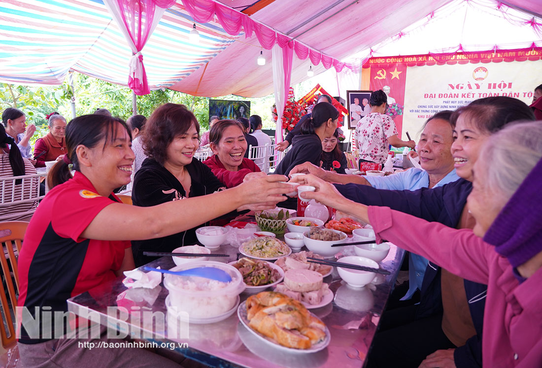 Bà con nhân dân thôn Lại Khê, xã Trần Thương vui vẻ sum họp bên "Bữa cơm đại đoàn kết".