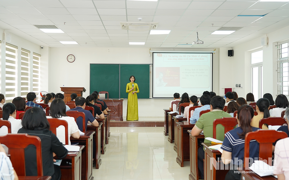 Thạc sĩ Phan Thị Thu Hà, Phó Trưởng Khoa Xây dựng Đảng, Trường Chính trị tỉnh Ninh Bình giảng dạy chuyên đề Tư tưởng Hồ Chí Minh cho học viên lớp bồi dưỡng lý luận chính trị.