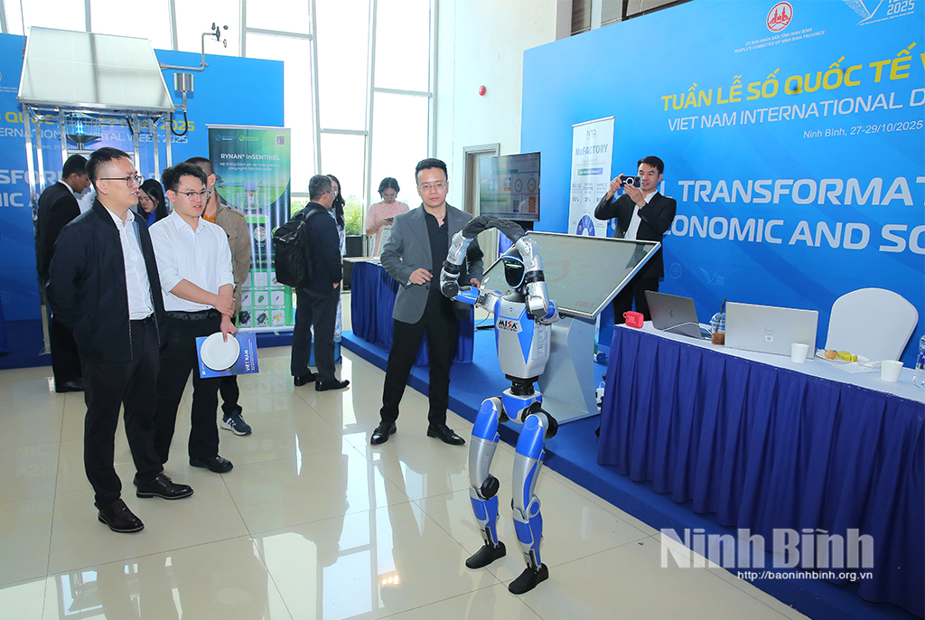 Trình diễn các sản phẩm công nghệ tại Tuần lễ Số quốc tế Việt Nam 2025 tổ chức ở Ninh Bình. Ảnh: Anh Tuấn