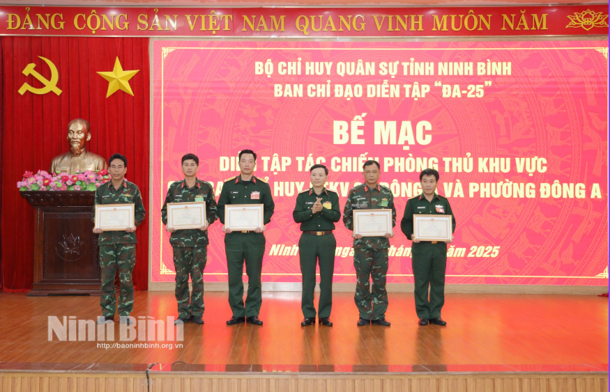 Thiếu tướng Lương Văn Kiểm, Tư lệnh Quân khu 3 tặng Bằng khen cho các đơn vị có thành tích xuất sắc trong diễn tập PTKV 3 - Đông A.