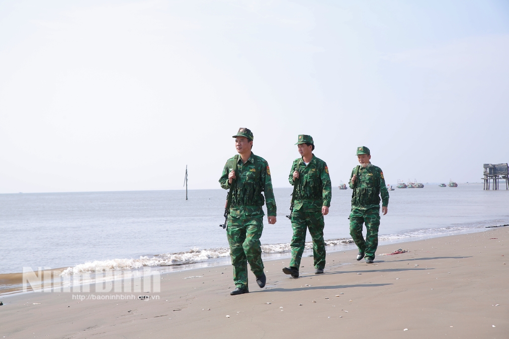 Cán bộ, chiến sĩ Đồn Biên phòng Quất Lâm tuần tra, kiểm soát tuyến biển.