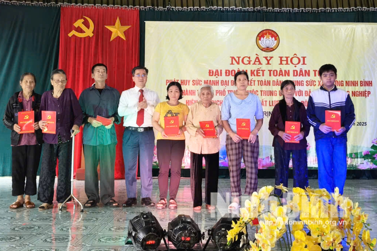 Lãnh đạo phường Duy Hà trao quà tặng các hộ nghèo, hộ có hoàn cảnh khó khăn tại Ngày hội Đại đoàn kết toàn dân.