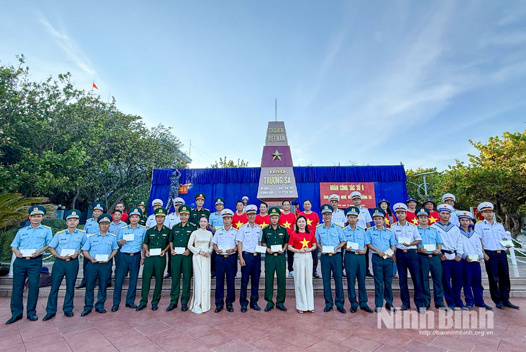 Đồng chí Đinh Thị Lụa, Phó Bí thư Thường trực Tỉnh ủy Ninh Bình tặng quà cán bộ, chiến sĩ tại đảo Trường Sa.