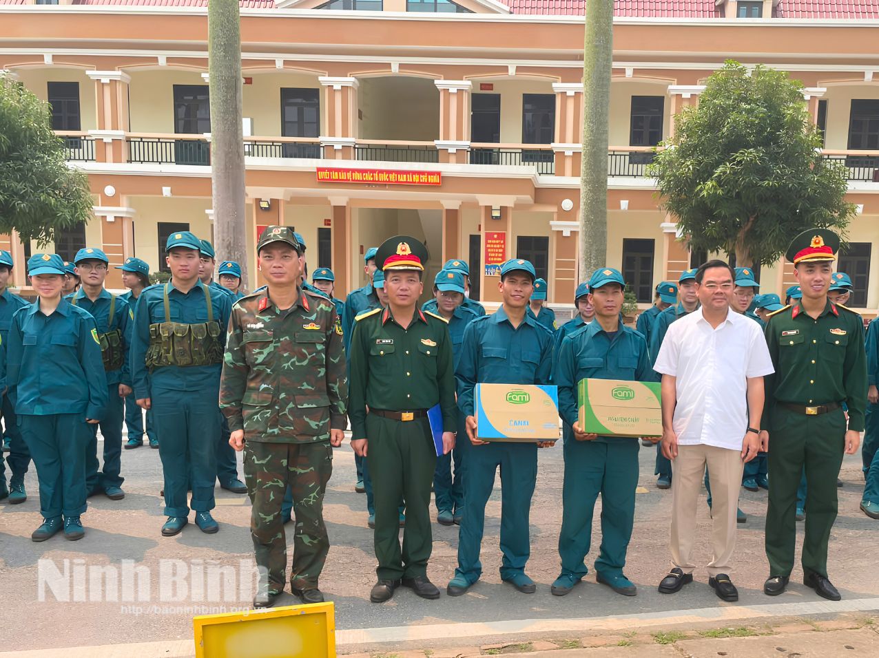 Lãnh đạo phường Nam Định tặng quà, động viên cán bộ, chiến sĩ tham gia huấn luyện dân quân tự vệ năm 2026.