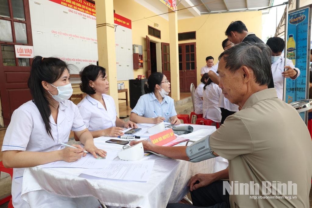 Khám tư vấn huyết áp cho người dân xã Phú Long.