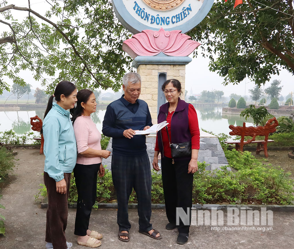 Ông Nguyễn Duy Hưng, Bí thư Chi bộ tổ dân phố Đông Chiền, phường Hồng Quang (đứng giữa) thường xuyên tuyên truyền, vận động nhân dân thực hiện tốt chủ trương, đường lối của Đảng, chính sách pháp luật của Nhà nước.