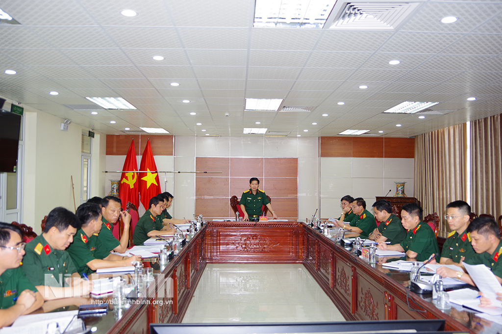 Đại tá Trịnh Hồng Phong, Ủy viên Ban Thường vụ Tỉnh ủy, Chỉ huy trưởng Bộ CHQS tỉnh phát biểu tại hội nghị.