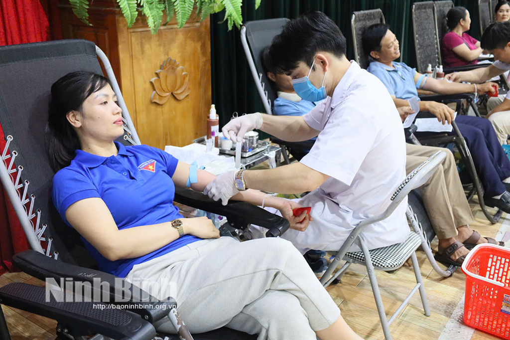 Tình nguyện viên tham gia hiến máu tại ngày hội.