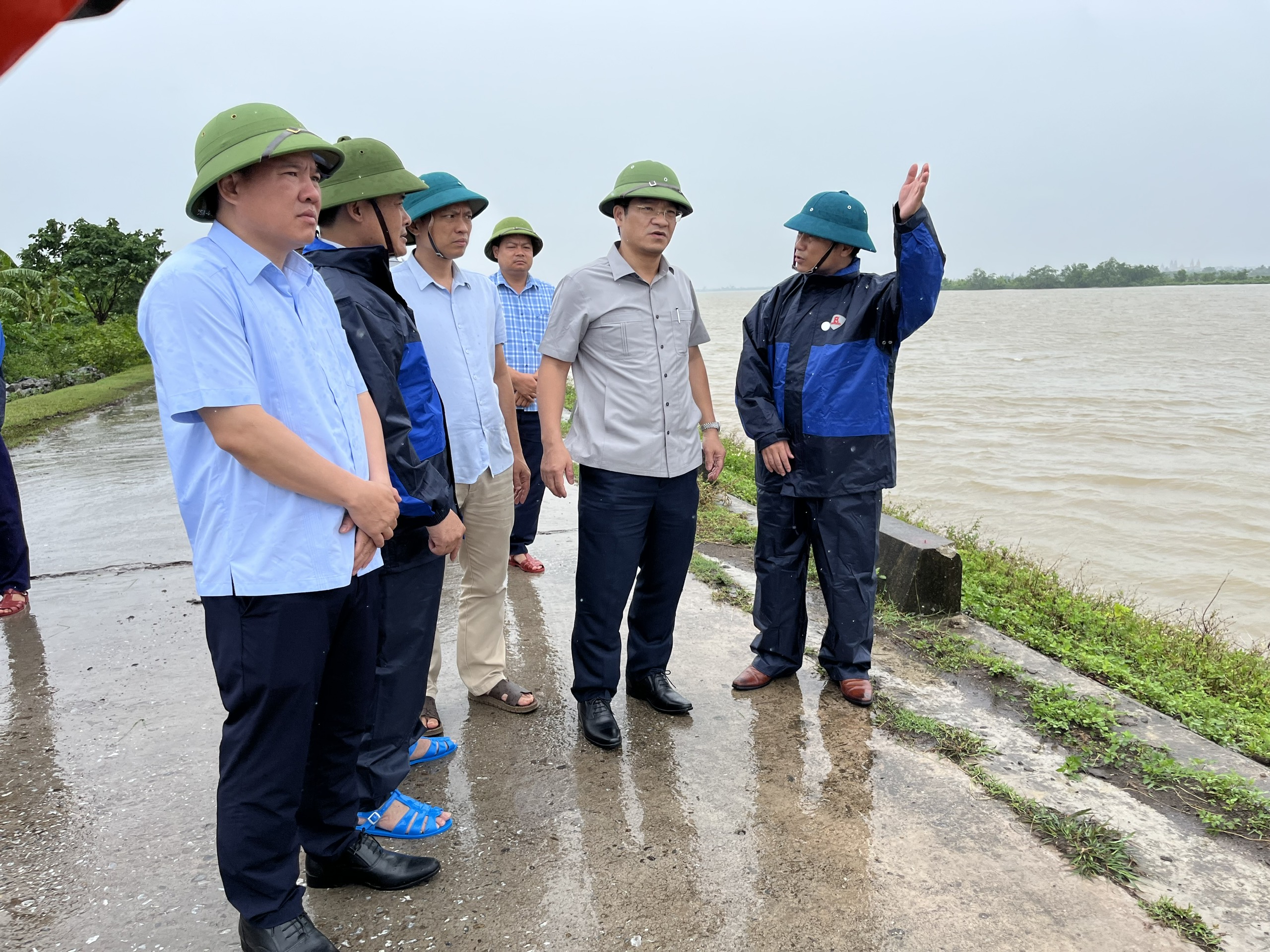 Đồng chí Phó Chủ tịch UBND tỉnh Trần Anh Dũng kiểm tra tuyến đê, kè Giao Hương trên đê hữu Hồng thuộc địa bàn xã Giao Minh. Ảnh: Văn Đại