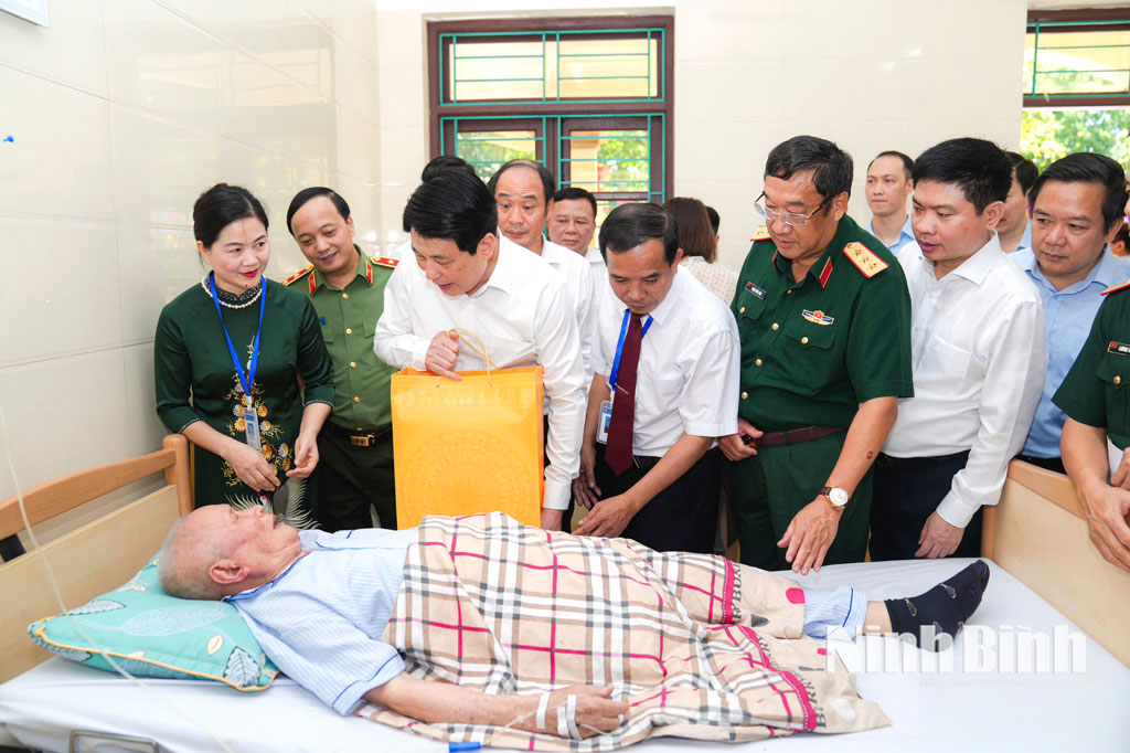 The State President Luong Cuong visits and presents gifts to wounded soldier Nguyen Xuan Mai, who is receiving treatment at the Duy Tien War Invalids Nursing Centre.