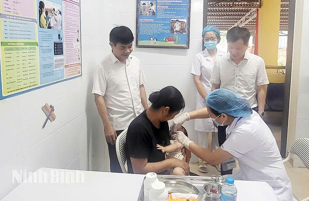 Lãnh đạo Sở Y tế kiểm tra tại điểm uống VitaminA ở Trạm Y tế Vân Giang cơ sở 1 (phường Hoa Lư).