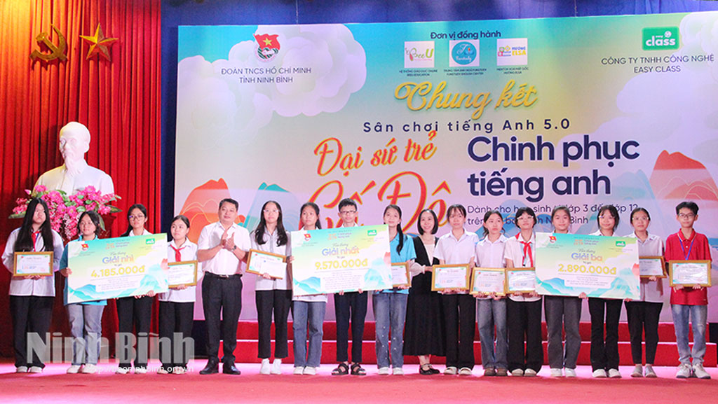 Ban Tổ chức trao các giải Nhất, Nhì, Ba cho các thí sinh của khối THCS.