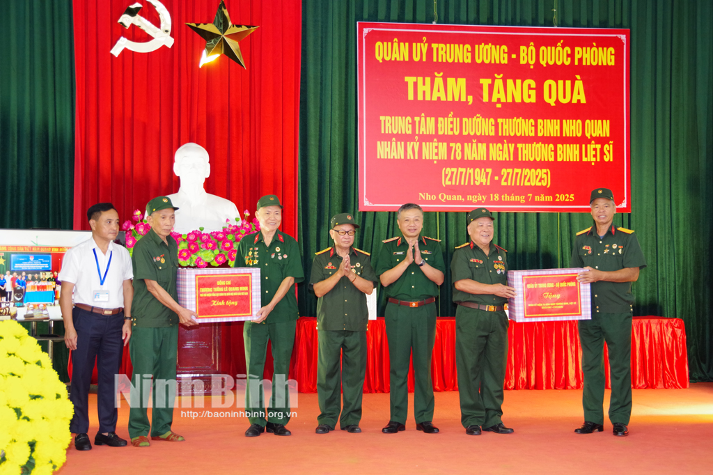 Thượng tướng Lê Quang Minh trao quà tặng các thương binh, bệnh binh.