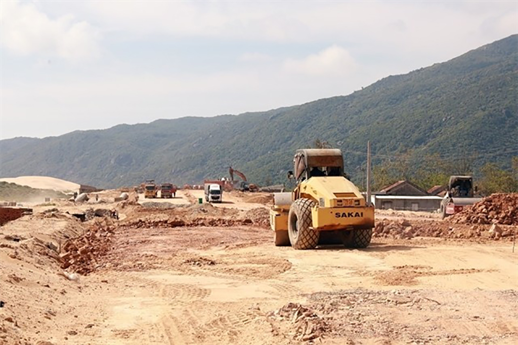 A road project under construction in Dak Lak province. (Photo: VNA)