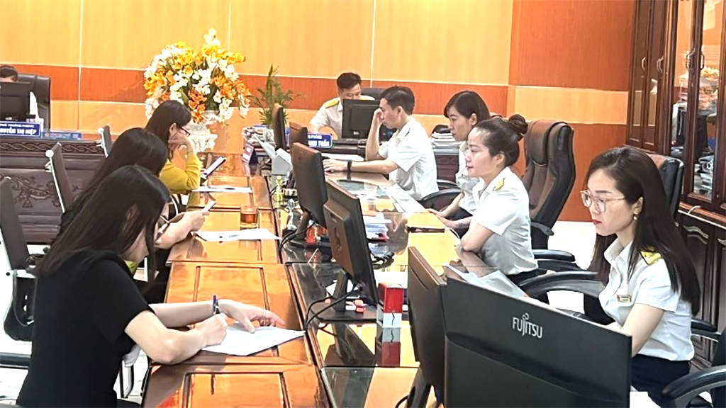 In July 2025, state budget revenue is estimated to reach 236.9 trillion VND, equal to 12% of the annual estimate. (Photo: MINH PHUONG)