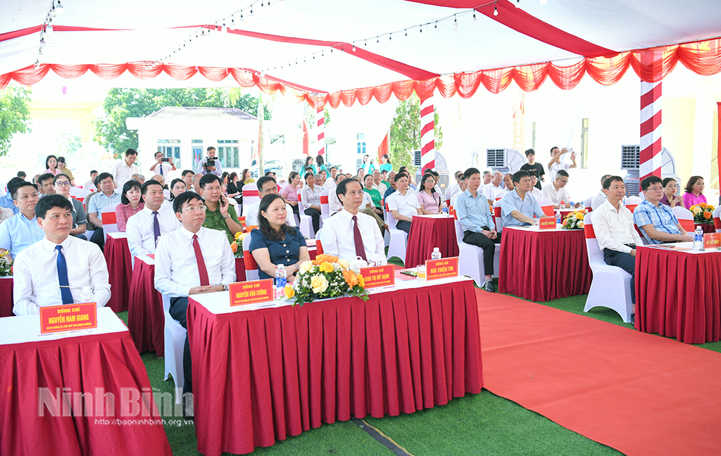Các đại biểu dự lễ khởi công.