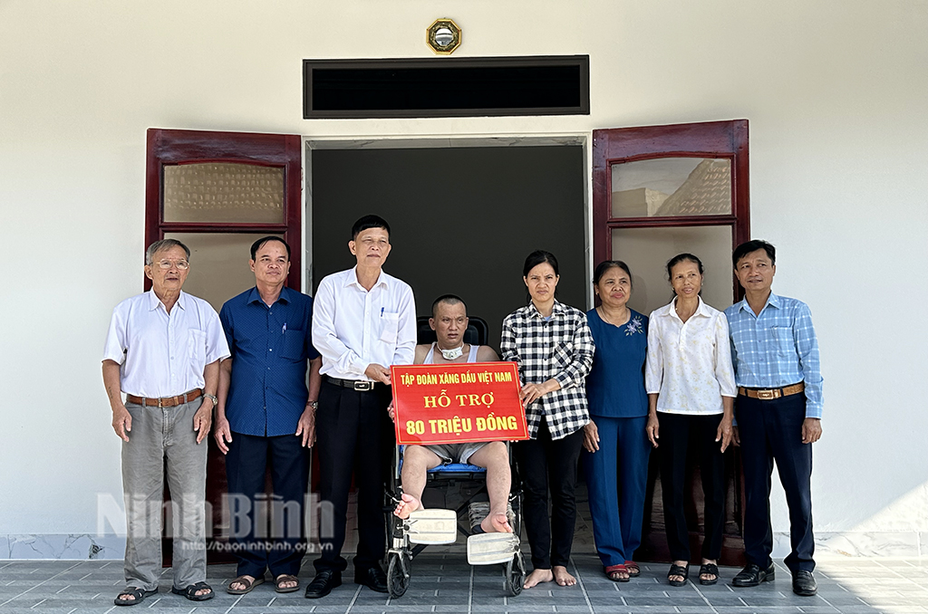 Mobilising social resources to build new house for benificiaries in Yen Mo commune.