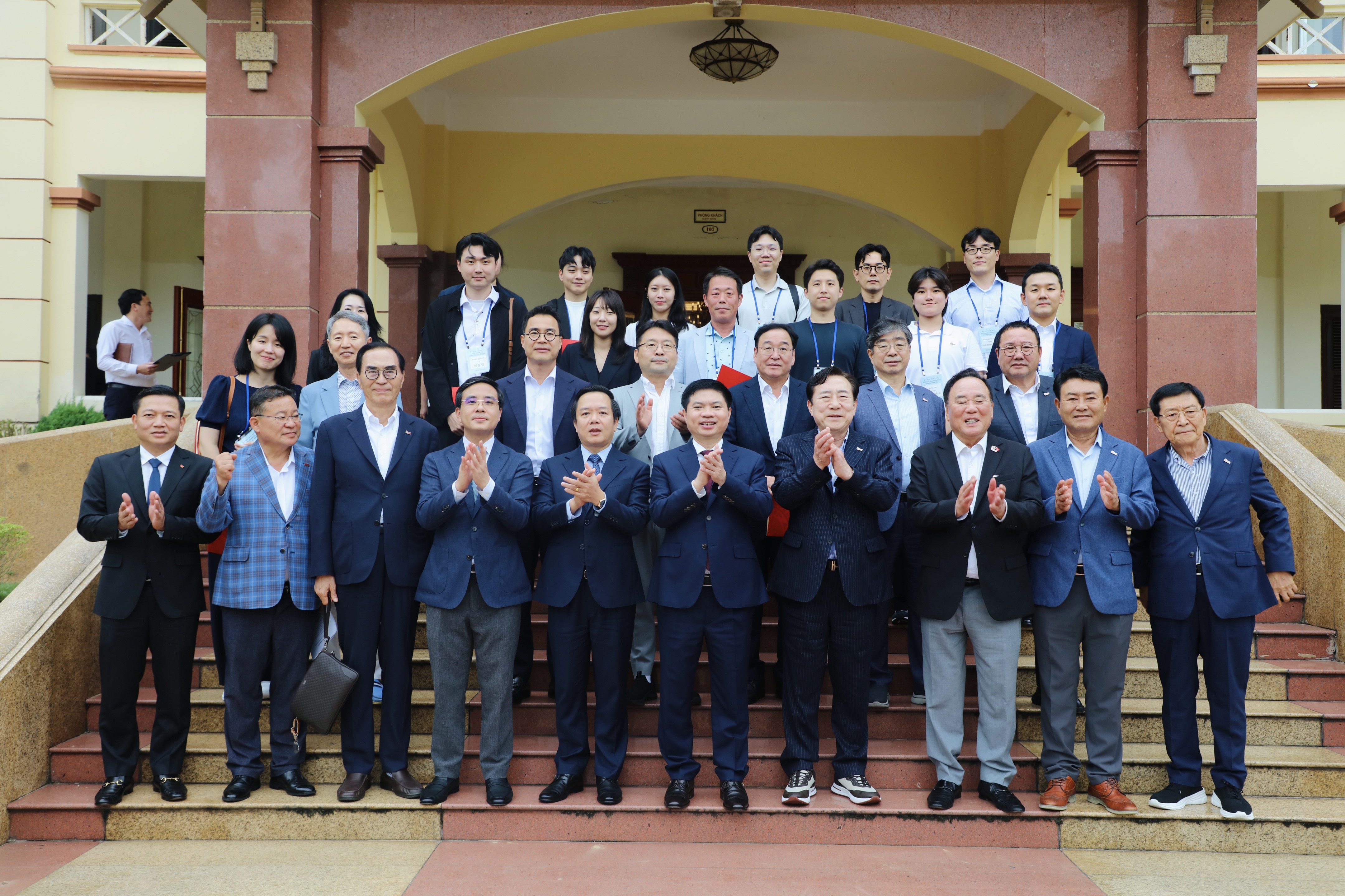 Provincial leaders work with the Korea Federation of Small and Medium Businesses.