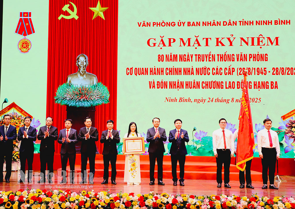 Đồng chí Trương Quốc Huy, Bí thư Tỉnh uỷ, Trưởng Đoàn đại biểu Quốc hội tỉnh trao Huân chương Lao động hạng Ba cho Văn phòng UBND tỉnh.