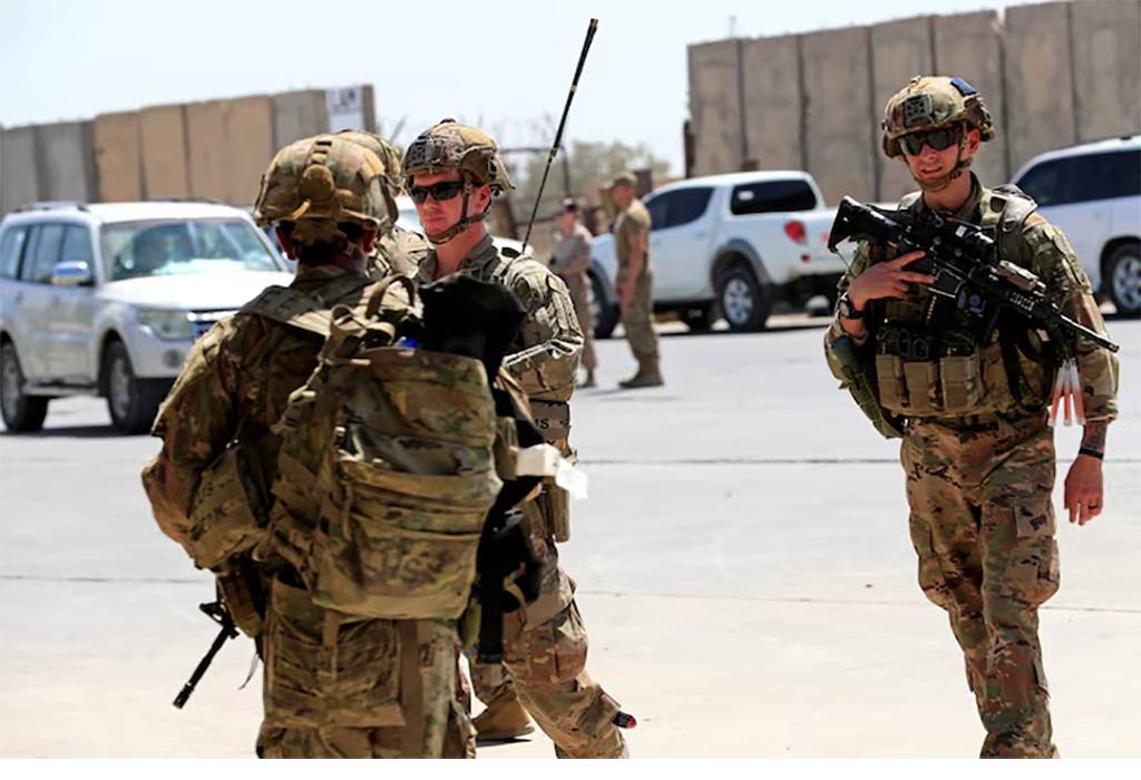 Chuyển giao bính lính Mỹ tại căn cứ Taji tại Iraq.