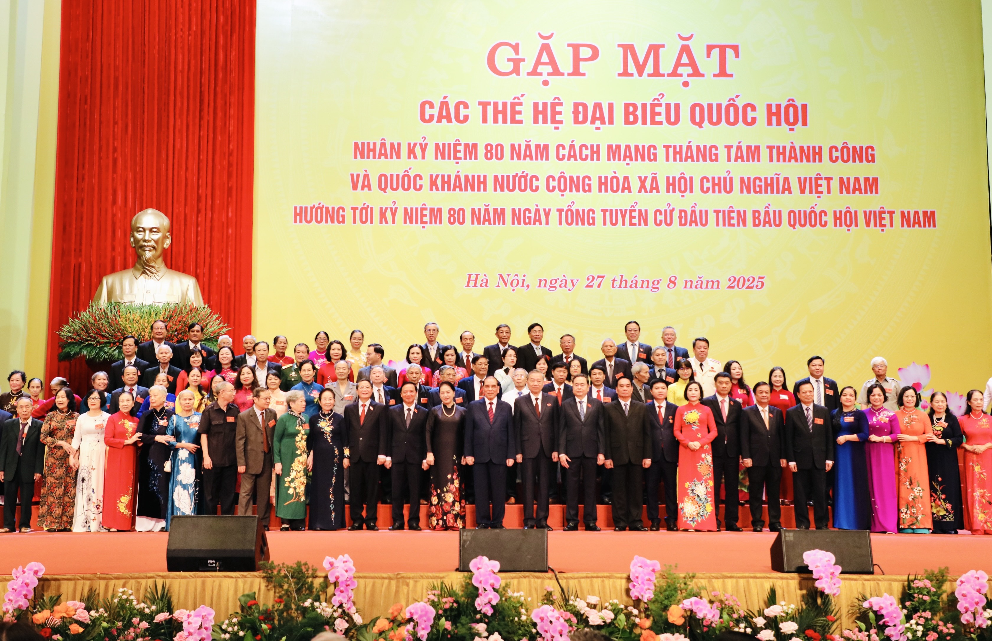 Generations of Ninh Binh provincial delegation of NA deputies at the meeting.