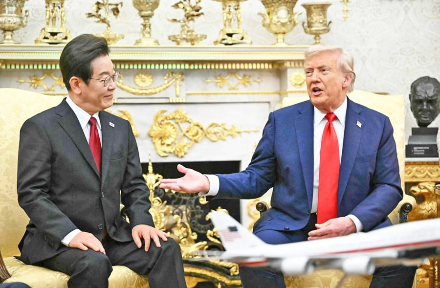 Tổng thống Mỹ Donald Trump và Tổng thống Hàn Quốc Lee Jae Myung trao đổi tại Nhà Trắng. Ảnh: Japan Times