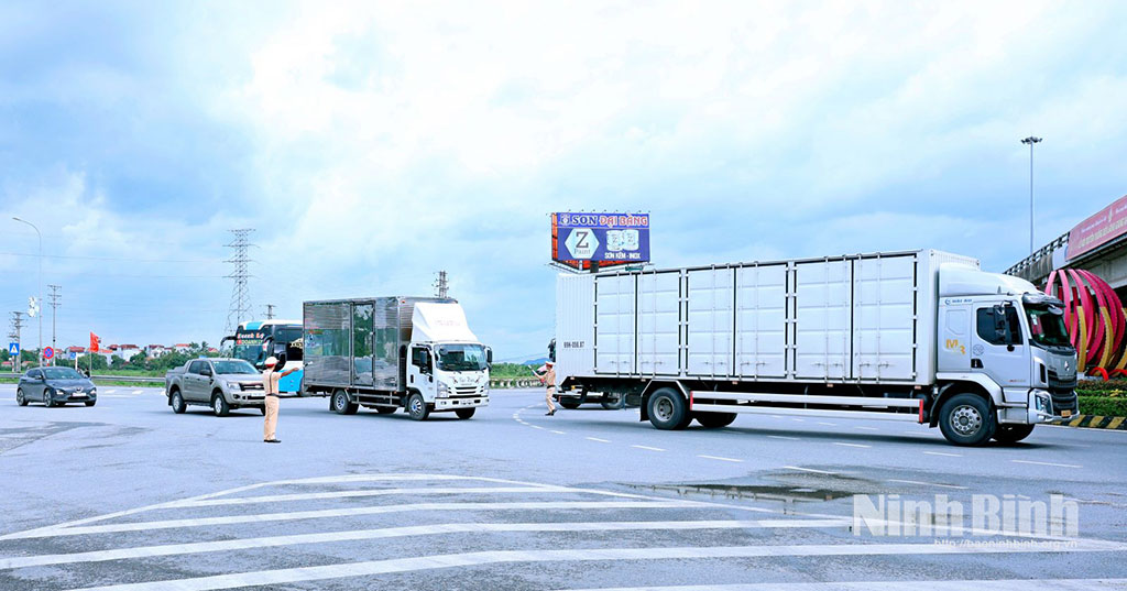 Lực lượng Cảnh sát giao thông phân luồng, điều tiết, bảo đảm trật tự an toàn giao thông trên địa bàn.