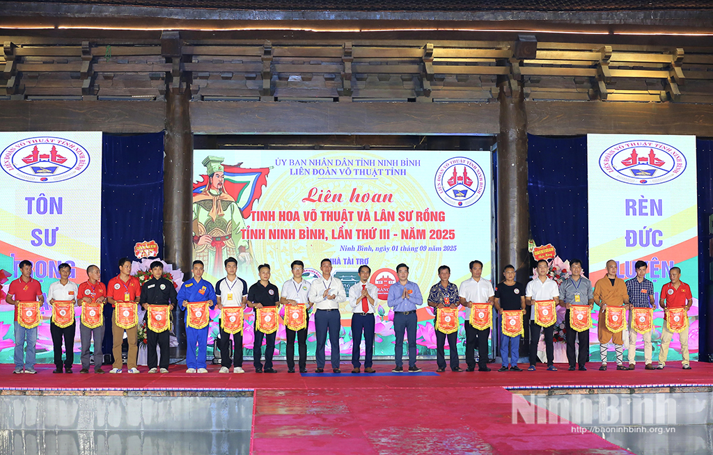 Ban tổ chức tặng Cờ lưu niệm cho các đoàn tuyển tham gia liên hoan.