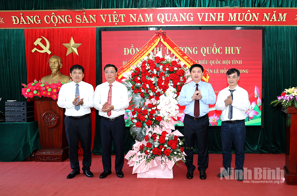 Đồng chí Trương Quốc Huy, Bí thư Tỉnh ủy, Trưởng Đoàn đại biểu Quốc hội tỉnh tặng hoa chúc mừng Trường THPT Chuyên Lê Hồng Phong nhân dịp năm học mới.