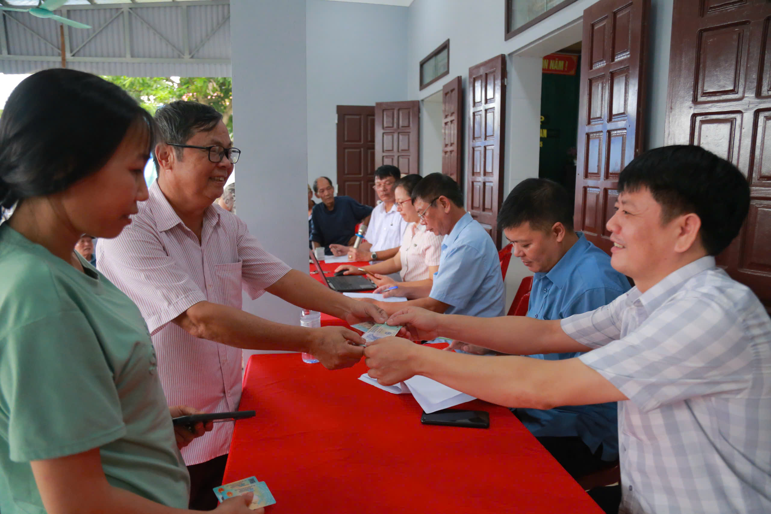 Người dân xã Nam Lý phấn khởi nhận quà nhân dịp Quốc khánh của Chính phủ. Ảnh: Trần Giang