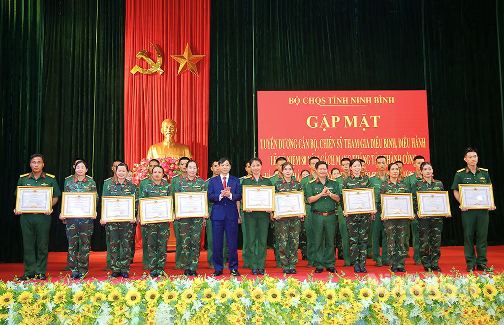 Đồng chí Phó Chủ tịch UBND tỉnh Nguyễn Anh Chức trao Bằng khen của Chủ tịch UBND tỉnh cho các cá nhân có thành tích xuất sắc trong tham gia Lễ diễu binh, diễu hành nhân kỷ niệm 80 năm Cách mạng Tháng Tám thành công và Quốc khánh 2/9.